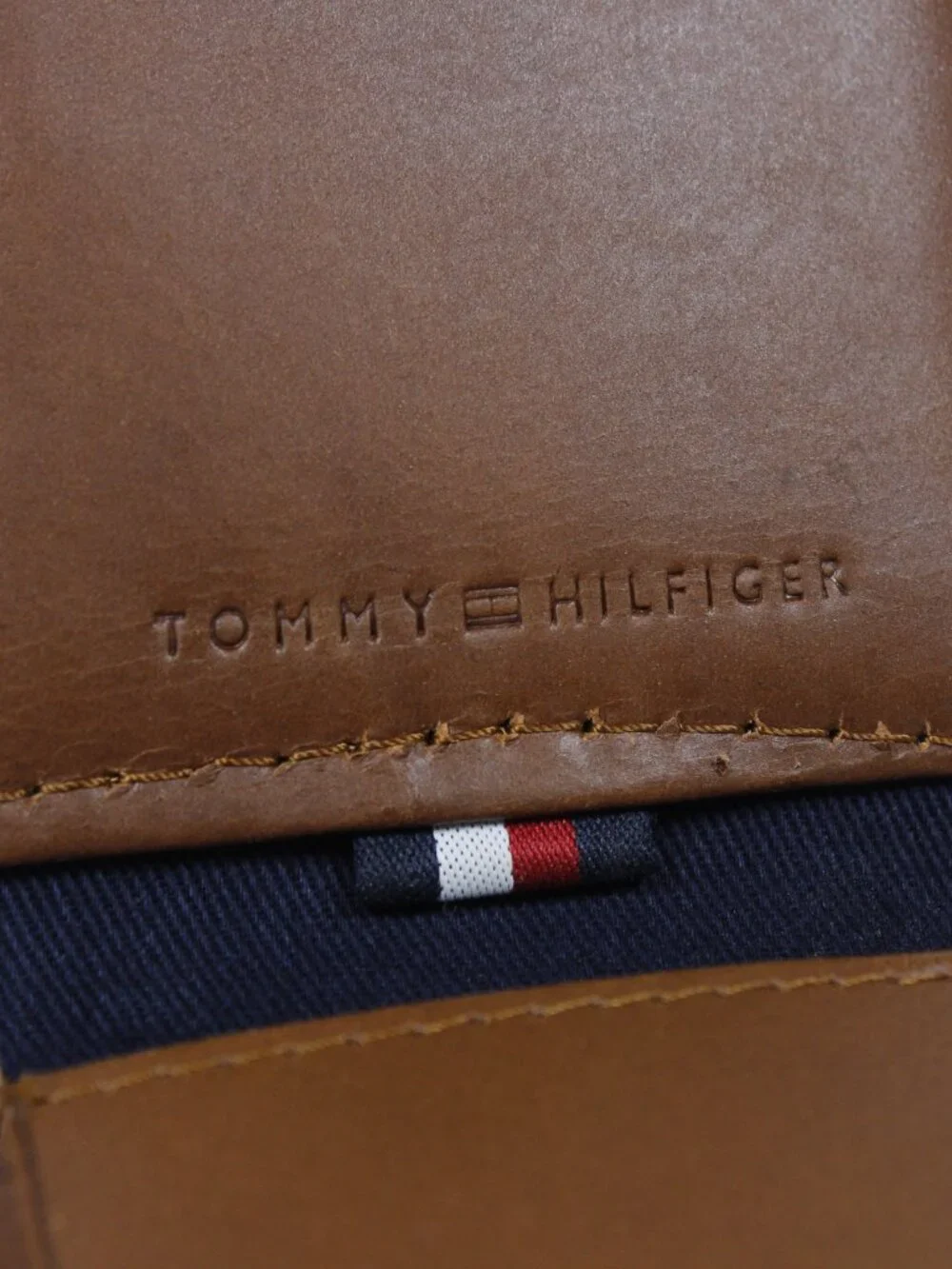 Tommy Hilfiger Wallet with Magnetic Clip and Valet Tray – Brown Leather
